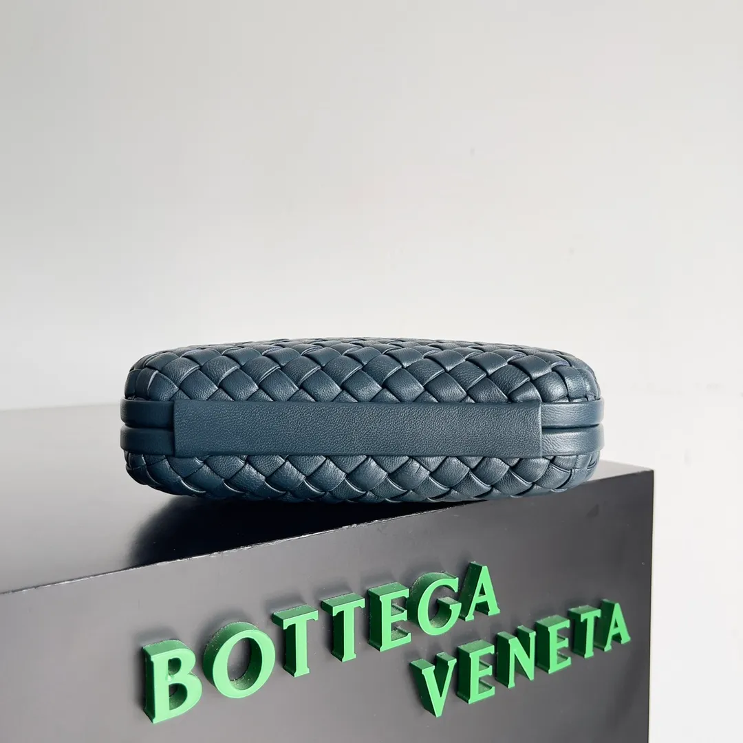 Batch 1860 BV Knot | The classic return of the evening bag. Original leather ➕ Stainless steel hardware ➕ 24k real gold plating ➕ Fully handmade. Those who know the history of our brand should have heard that the knot is a story of Bottega Veneta, and it is also one of the more important design elements. Matthieu Blazy's work this season sublimates Knot's classics, with a new knot design and a woven shoulder strap, plus Fouland Intreccio's weaving technology, adding some fashion to the retro and nostalgic feel of the past. Style number: 717622 Size: 20.5*6*12.5